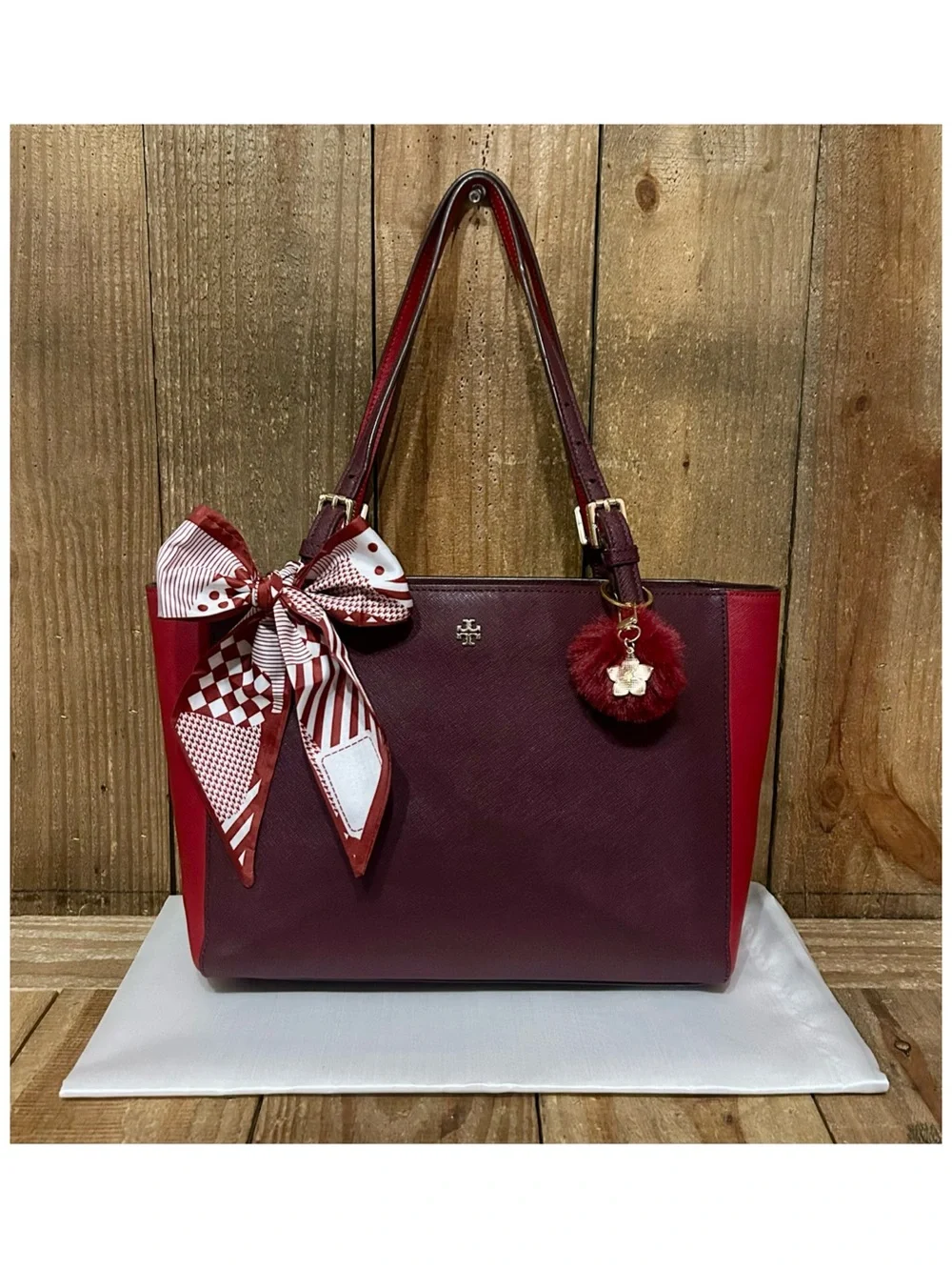 Tory Burch. York Leather Buckle Tote with Free Bag Scarf, Dust Bag & Bag Charm. - Picture 13 of 16